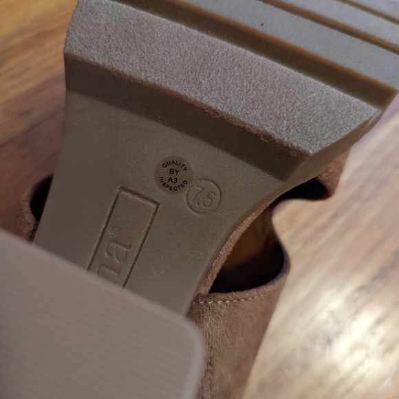 Sandals - Picture 2 of 4